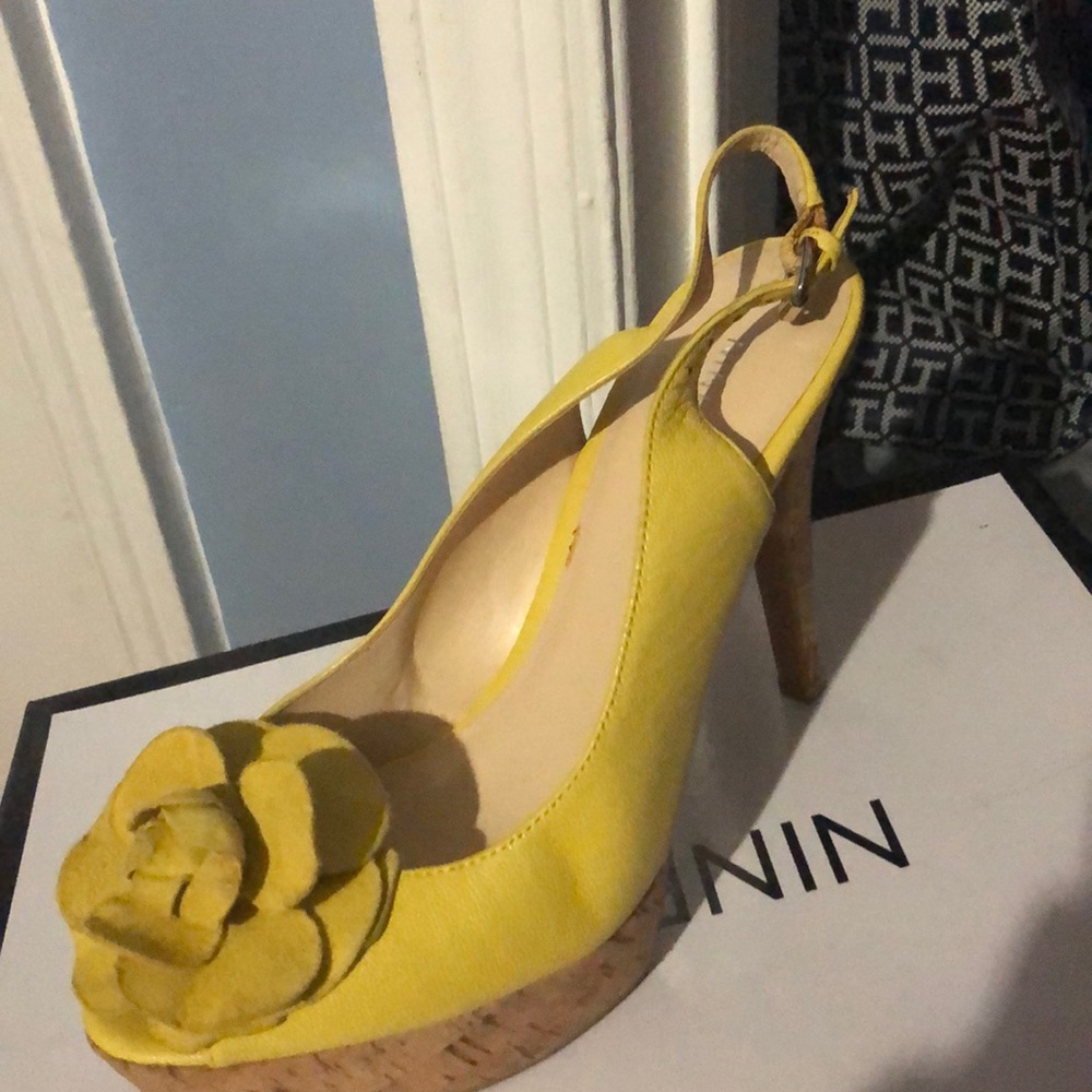 Beautiful yellow sandals Nine West